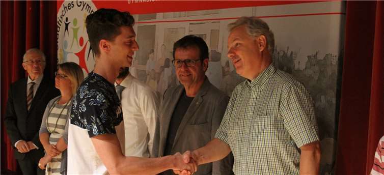 Stefan Raetz beglückwünscht Michael Ziske.