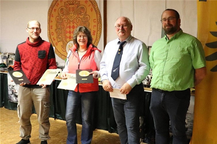 Stefan Reck und Sonja Stein (li.) bekam für ihr Engagement die Helfernadel in Silber überreicht.
