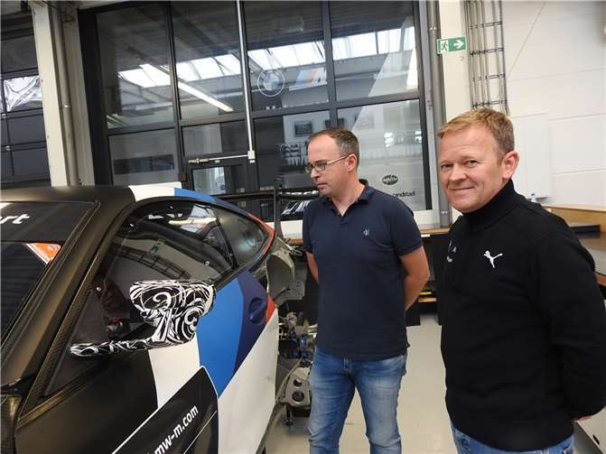 Stefan Reinhold zeigt BLICK aktuell-Redaktionsleiter Daniel Stoffel den neuen BMW M4 GT3 „Evo“.