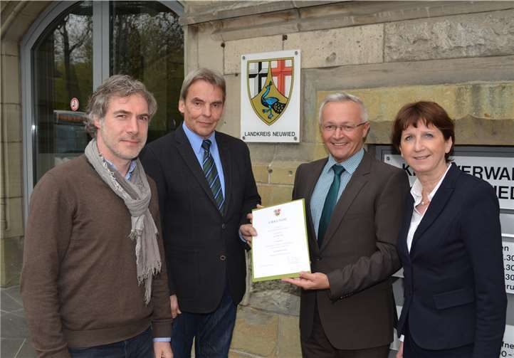 Stefan Roos (v. l.), zuständiger Mitarbeiter der Kreisverwaltung Neuwied, Kreisjagdmeister Kurt Milad, 1. Kreisbeigeordneter Achim Hallerbach, Hildegard Person-Fensch, zuständige Dezernentin bei der Kreisverwaltung.