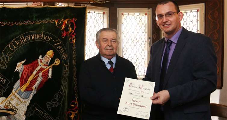 Stefan Rübernach (r.) übergibt eine Urkunde an Kurt Bongard, der auf 60 Jahre Zunftzugehörigkeit zurückblicken kann. SES