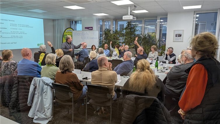 Stefan Saul im Gespräch mit den Teilnehmenden des CI-Treffens – mit viel Engagement erklärt er den Einsatz externer Mikrofone für besseres Verstehen in Alltagssituationen. Foto: Treffpunkt Ohr e.V.
