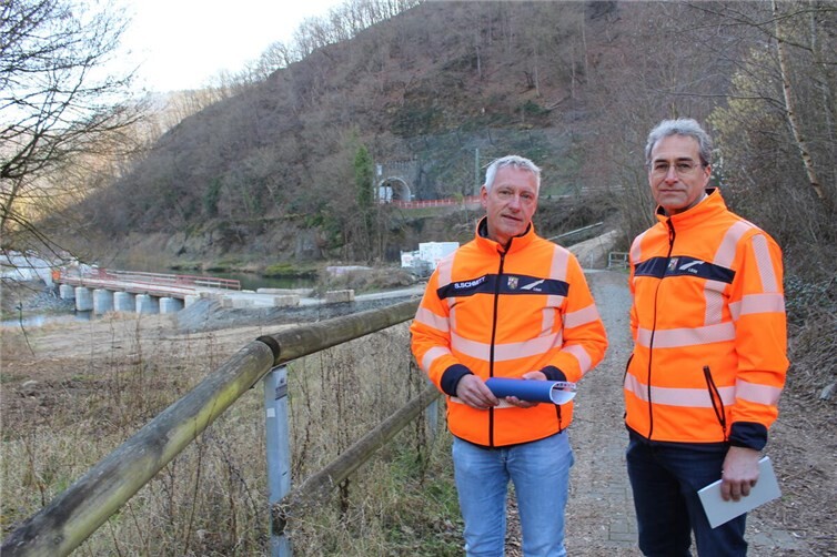 Stefan Schmitt (li.) und Volker Scherhag vor den problematischen Bereichen. 