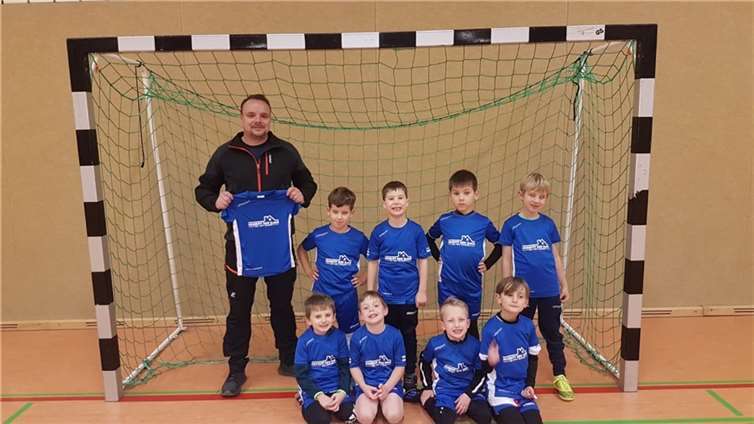 Stefan Schmitt unterstützt die Jugendarbeit des SV Ochtendung und sponsert den jüngsten Vereinskickern einen neuen Trikotsatz. Quelle: Sportverein 1919 Ochtendung