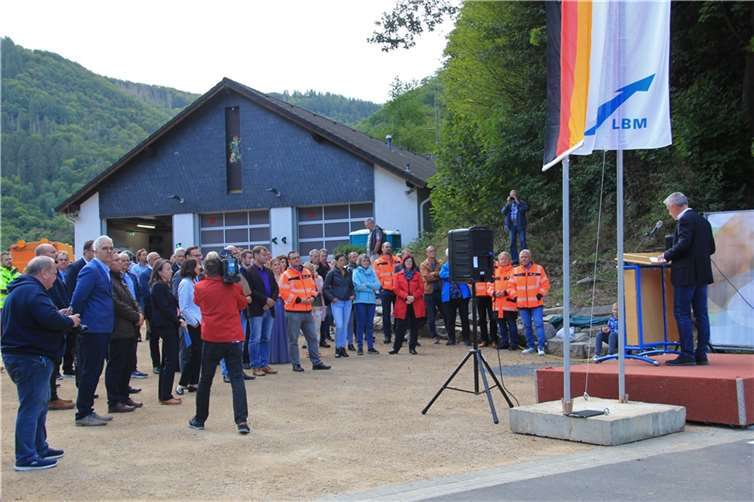 Altenahr: Tunnel 428 Tage nach der Flut für den Verkehr freigegeben Stefan Schmitt vom Landesbetrieb Mobilität (rechts) begrüßte vor dem ehemaligen Feuerwehrhaus die Gäste der Verkehrsfreigabe.