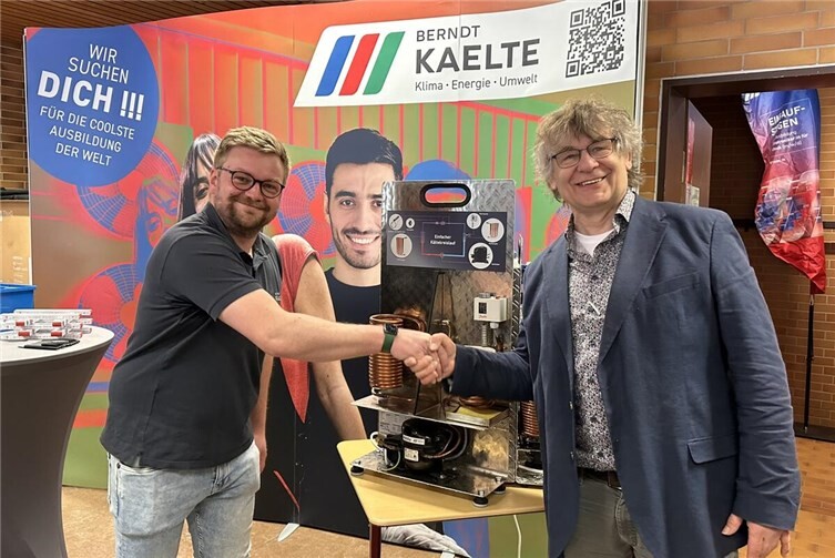 Stefan Schmitz von Berndt Kältetechnik übergibt das Modell des Kältekreislaufs an den 2. Konrektor Johannes Morschhausen