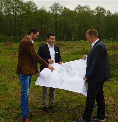 Stefan Schmutzler, Christoph Schmidt und Axel Spiekermann veranschaulichen sich vor Ort, wie das Neubaugebiet aussehen wird. Foto: WR