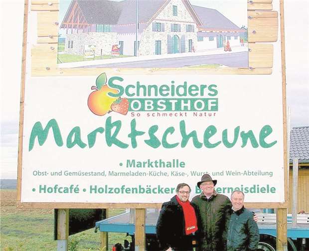 Stefan Schneider, Betriebsleiter Gorischa Savoca und Architekt Alfred Schneider freuen sich über den Beginn der Bauarbeiten.privat