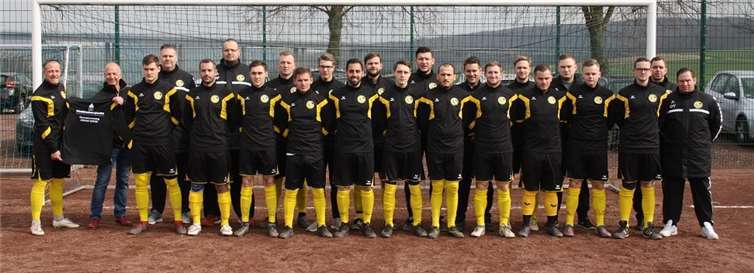 Stefan Simon (Zweiter von links) übergibt die neuen Tops an GSG-Kapitän Daniel Schäfer (links).Foto: privat