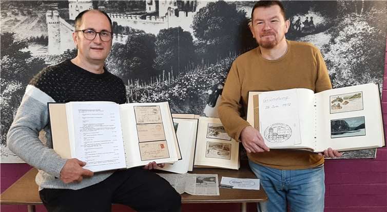 Stefan Specht (rechts) übergibt Stadtarchivar Bernd Geil die Heimatsammlung und schriftliche Unterlagen zur Vereinsgeschichte.  Foto: Sammlung Stadtarchiv Lahnstein