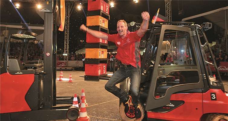 Stefan Theissen aus Bad Neuenahr ist der beste Staplerfahrer der Welt. StaplerCup