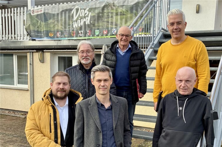 Stefan Thoma (links) vor Ort in Altenahr im Gespräch mit dem Verbandsbürgermeister Dominik Gieler und dem FDP-Kreisvorsitzenden Ulrich van Bebber im Gespräch über Wiederaufbau und Katastrophenschutz (Archivfoto)