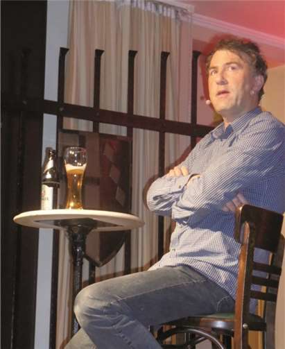 Stefan Waghubinger mit seinem Weizenglas, das nie leer wird. privat
