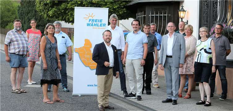 Stefan Wefelscheid (Mitte), Landesvorsitzender der Freien Wähler, ist der Direktkandidat für die Stadt Neuwied und die Verbandsgemeinden Puderbach und Dierdorf. Bei der Kandidatenaufstellung in Daufenbach wurde er einstimmig gewählt.Foto: Freie Wähler