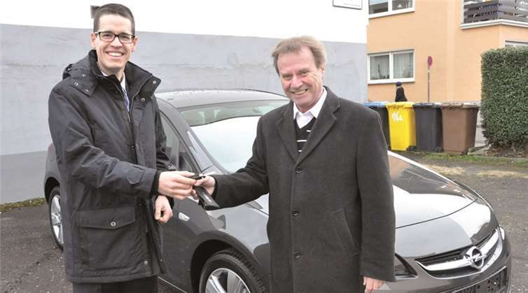 Stefan Weichert überreichte dem glücklichen Gewinner Dr. Paul Alfter den Schlüssel zu seinem neuen Opel Astra ecoFLEX. AB