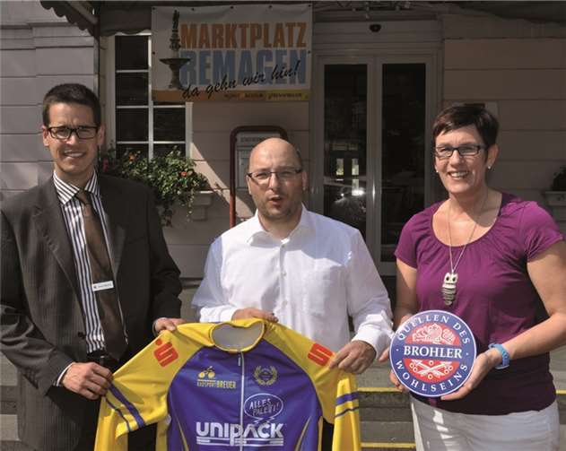 Stefan Weichert von der KSK Ahrweiler, Achim Braun vom Triteam Sinzig und Marina Katzenberger vom Brohler Mineralbrunnen. AB