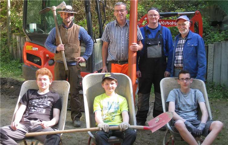 Stefan Weinand, Robert Korden, Peter Jung und die Jungschützen Andreas Weinand, Nils Hilger, Marcel Jung und Leander Schmitz stolz nach getaner Arbeit.privat