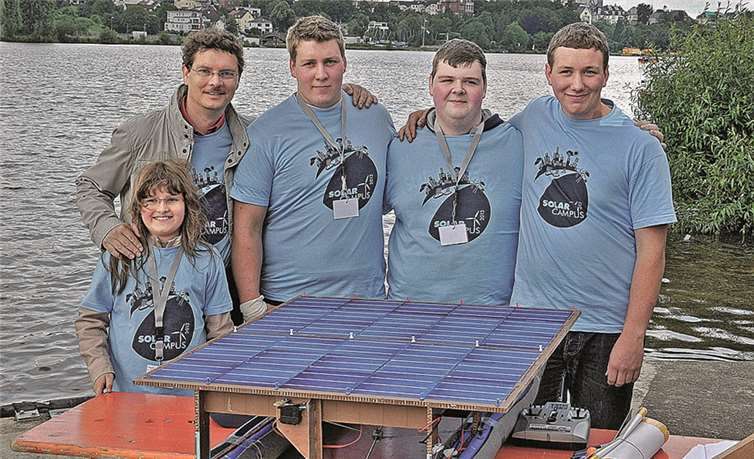 Stefan Wintgen (l.) freut sich mit den erfolgreichen Konstrukteuren der Carl-Benz-Schule.