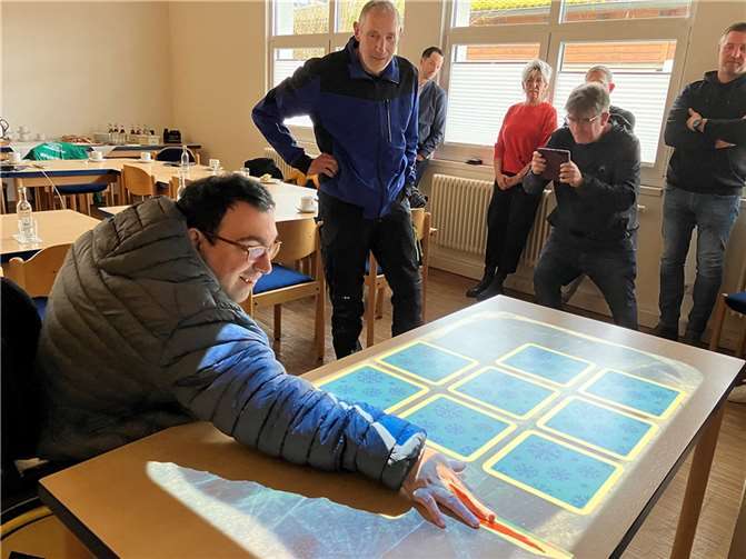 Stefan Zeidan (vorne li.) und Karl Rode waren als Abordnung des Werkstattrates bei der Präsentation dabei.