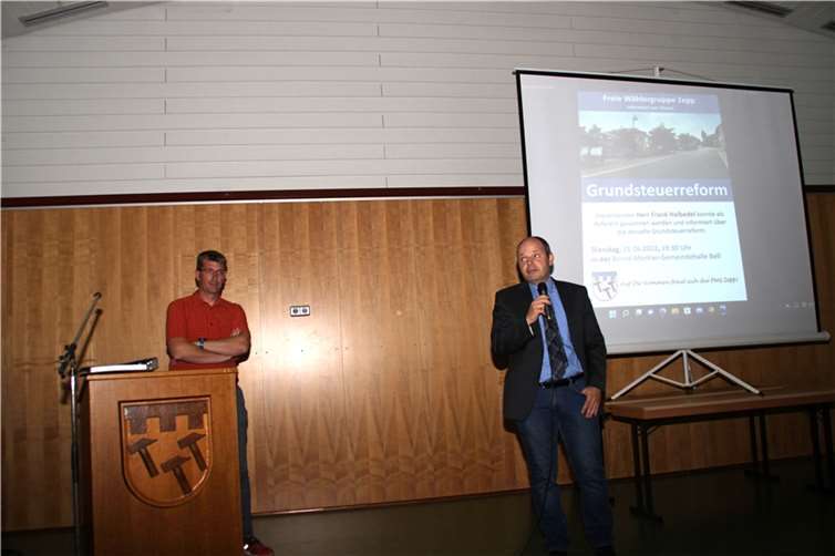 Stefan Zepp (1.r.) (1. Vorsitzender) der Freien Wählergruppe Zepp e.V. begrüßte die Besucher bei der Informationsveranstaltung.  Foto: privat
