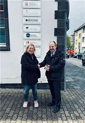 Stefan Zepp übergab die Spende an Gaby Guckenbiehl.  Foto: FWG Zepp