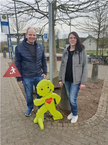 Stefan Zepp und Susanne Wagner mti einem der Warnaufsteller. Foto: privat