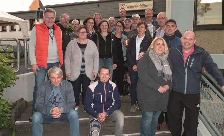 Stefan Zepp, vorne rechts mit seiner Lebensgefährtin Eva Krämer, wurde mit 513 Stimmen (62,5 Prozent) zum neuen Beller Ortsbürgermeister gewählt. Fotos: FRE