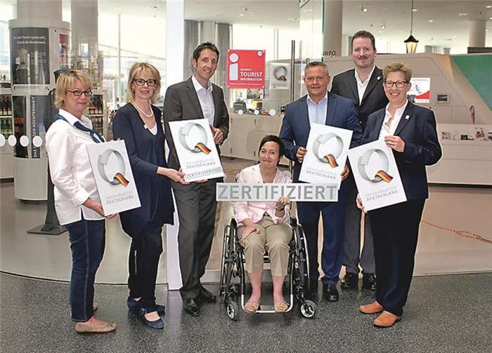 Stefan Zindler (dritter von links ), Geschäftsführer der Rheinland-Pfalz Tourismus GmbH, gratuliert in der Touristinformation im Forum Confluentes der Geschäftsleitung der Koblenz-Touristik und den Qualitätscoaches des Eigenbetriebes zur Auszeichnung mit dem Qualitätssiegel „ServiceQualität Deutschland“. Koblenz-Touristik/Swantje Nickolay