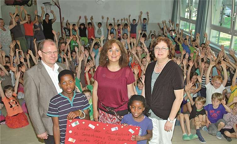 Stefan und Géraldo Krahm, Claudia Mercer sowie Céline und Elke Krahm (v.l.n.r.) präsentierten das sensationelle Ergebnis von 16.677,22 Euro.BL