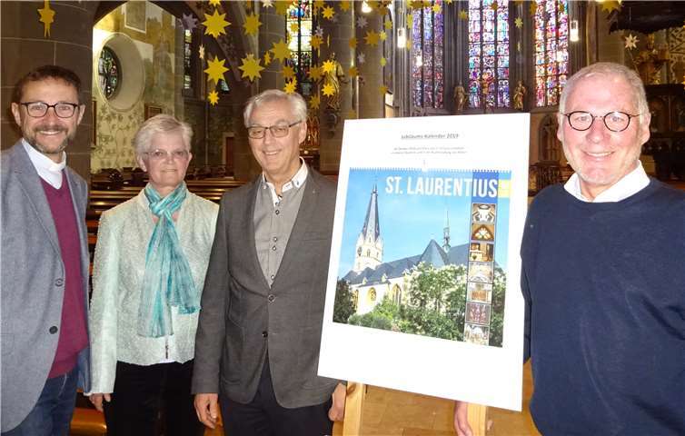 Stefan und Ursula Warlich überreichen Jörg Meyrer und Paul Radermacher 2.000 Euro für die Außensanierung von St. Laurentius.privat