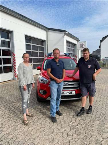 Stefani Jürries, Daniel Köbler, MdL und Ingo Wolf (v. links) am Gerätehaus der Freiwilligen Feuerwehr Kripp. Foto: BÜNDNIS 90/DIE GRÜNEN OV Remagen
