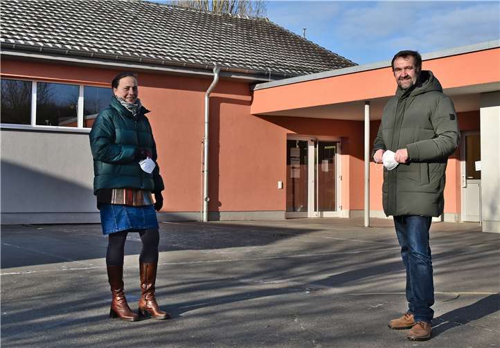 Stefani Jürries, Direktkandidatin der GRÜNEN, hat gemeinsam mit dem Vorstand der EEGON, Johannes Pinn, das Gebäude der Grundschule in Niederdürenbach in Augenschein genommen. Foto: Jutta Dietz