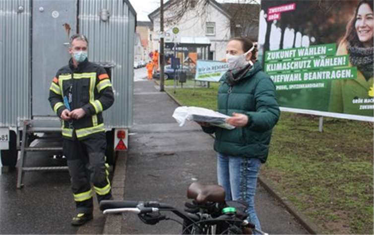 Stefani Jürries, Direktkandidatin von BÜNDNIS 90/DIE GRÜNEN für den Wahlkreis 13, kam umweltfreundlich mit dem Fahrrad zur Einsatzstelle der Feuerwehr – nicht mit einem alten Feuerwehrauto. Foto: Volker Thehos
