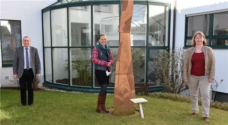 Stefani Jürries (Mitte), Grünen-Kandidatin für den Wahlkreis 13, und Jutta Dietz, Fraktionssprecherin der Grünen im Rat der Verbandsgemeinde Brohltal, waren zu Gast bei Johannes Bell im Rathaus in Niederzissen. Foto:Albert Dietz