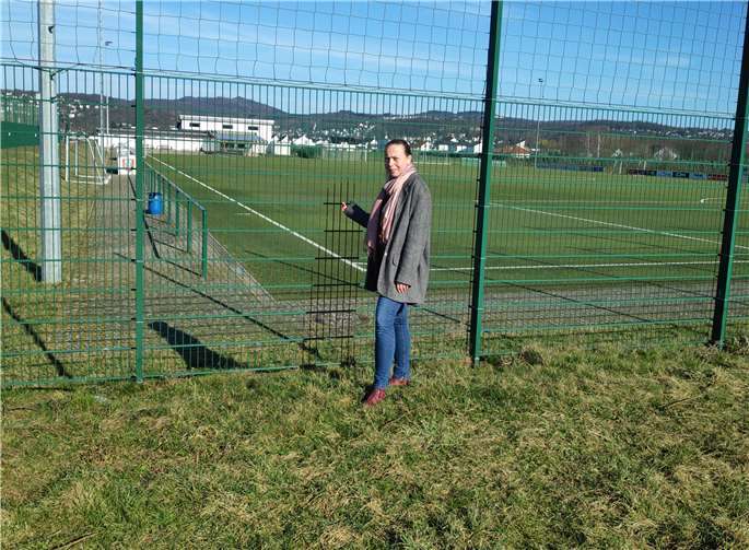 Stefani Jürries am Kripper Sportplatz, der am ersten März-Wochenende Corona-bedingt noch gesperrt war. Foto: Stadtratsfraktion BÜNDNIS 90/DIE GRÜNEN Remagen