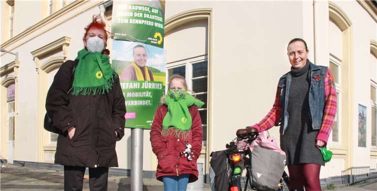 Stefani Jürries (rechts), GRÜNEN-Kandidatin für den Wahlkreis 13, und Dr. Natalie Wendisch, Mitglied des Stadtrats Sinzig, am Sinziger Bahnhof, wo nach wie vor geeignete Abstellplätze für Fahrräder fehlen. Foto: Anton Simons