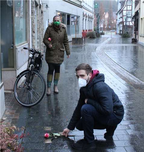 Stefani Jürries und Tim Schäfer an den Stolpersteinen in der Bachstraße in Remagen.Foto: privat