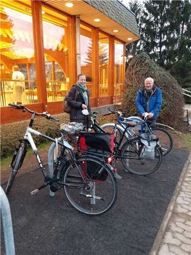 Stefani Jürries und Volker Thehos mit ihren Fahrrädern vor der Stadtratssitzung an den neu installierten Fahrradständern an der Rheinhalle. Foto: privat