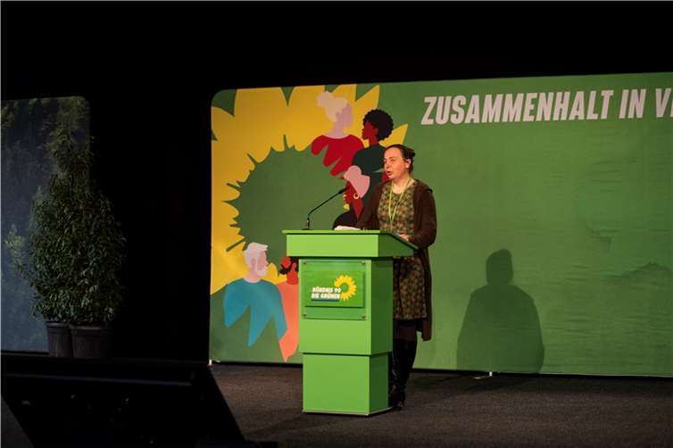 Stefani Jürries während ihrer Rede auf der Landesdelegiertenversammlung in Idar-Oberstein. Quelle: Bündnis 90 /Die GrünenKV Ahrweiler
