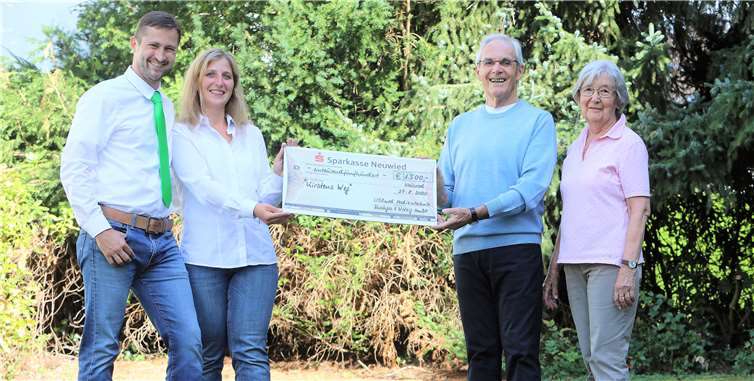 Stefanie (2.v.l.) und Carsten Groth (1.v.l.) von der Firma „Lisomed“ überraschten Gerd (2.v.r.) und Gerda Diehl (1.v.r.) vom Verein zur Förderung der Krebsmedizin „Kirstins Weg“ mit einem Spendenscheck. Foto: privat