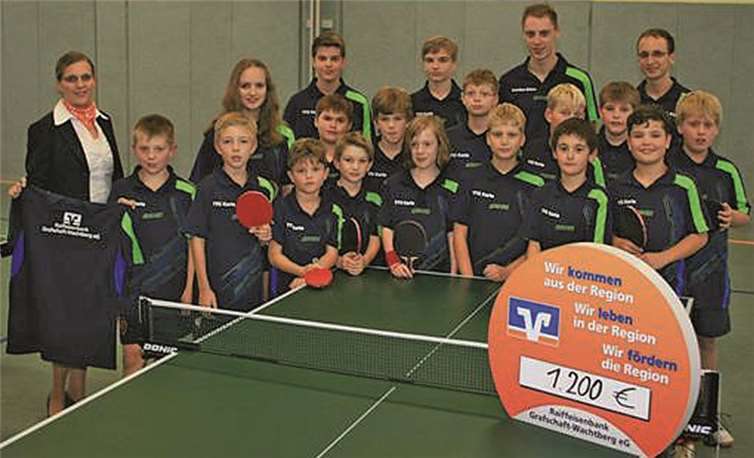 Stefanie Becker von der Raiffeisenbank Grafschaft-Wachtberg eG überreichte die neuen Trikots an den Nachwuchs und die Trainer des TTC Karla, Christian Ehlers und Peter Klöckner. privat