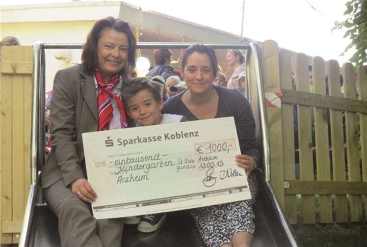 Stefanie Bräutigam von der Sparkasse Koblenz (l.) und Patricia Di Paolo Parschau, erste Vorsitzende des Fördervereins KiTa Arzheim (r.), bei der Spendenübergabe. PSM