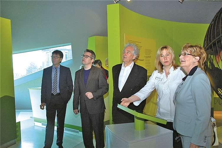 Stefanie Dietzler (2.v.r.) zeigte dem englischen Besuch das Andernacher Geysirzentrum.