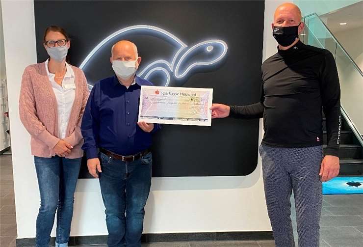 Stefanie Franz und Harry Plewe gemeinsam mit Klaus Berthold, dem Inhaber von HB Protective Wear, bei der Scheckübergabe in Thalhausen. Foto: privat