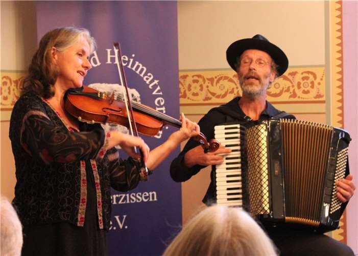 Stefanie Hölzle und Daniel Marsch bestritten als Duo Tangoyim den Abend mit Geige, Bratsche, Klarinette, Akkordeon und Gesang. Foto: Kultur- und Heimatverein