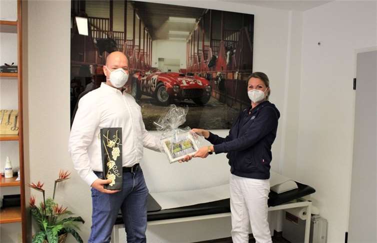 Stefanie Klein übereicht René Heinemann das Erinnerungsfoto vom Besuch der Ministerpräsidentin.