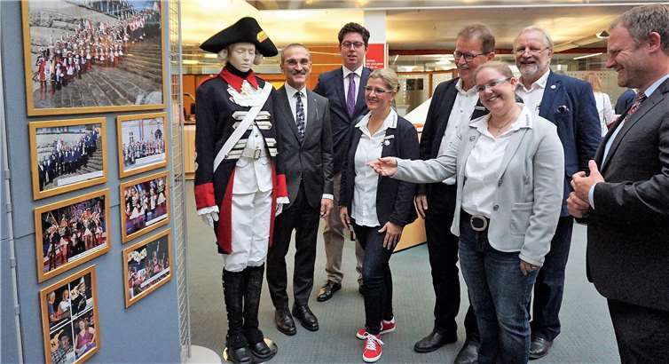 Stefanie Kugler und Manfred Wertgen geben den Schirmherren OB Jan Einig und Maximilian Fürst zu Wied sowie dem designierten Prinzenpaar und Hausherrn Dr. Hermann Josef Richard eine Einführung in die Ausstellung. Fotos: FF