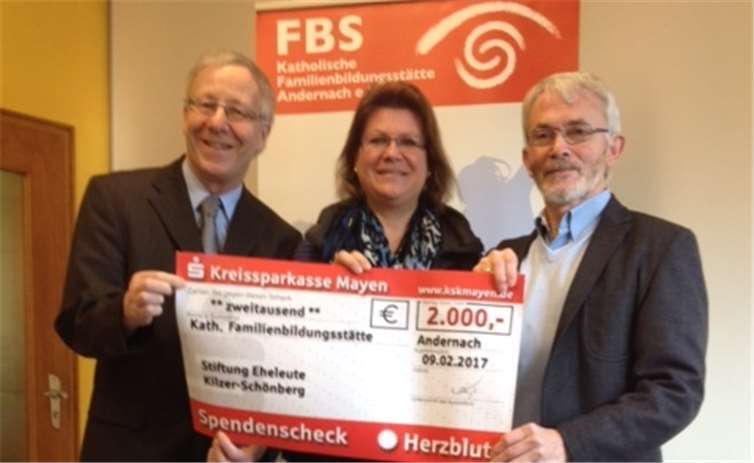 Stefanie Lange, Leiterin der FBS und Paul Meyer, erster Vorsitzender des Vereins, nahmen den symbolischen Scheck von Hans Kaeß, Stiftungsbeiratsvorsitzender, entgegen.privat