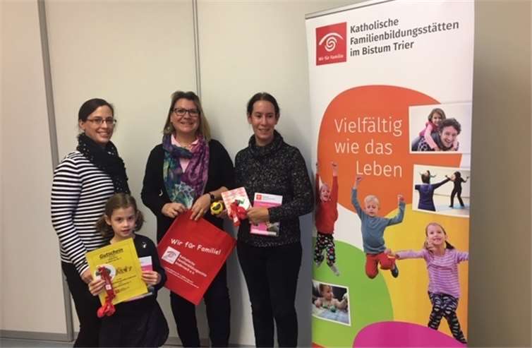 Stefanie Lange (zweite von rechts) überreichte kleine Präsente an die Gewinner. Foto: privat