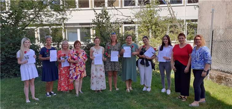 Stefanie Langen Leiterin der Katholischen Familienbildungsstelle in Andernach (1.v.r.) freut sich gemeinsam mit Kursleiterin Andrea Roggenfelder (2.v.r.), und Dorothee Geishecker vom Fachdienst Kindertagespflege (4.v.l.) über die neuen ausgezeichneten Tagesmütter. Foto: Kreisverwaltung Mayen-Koblenz